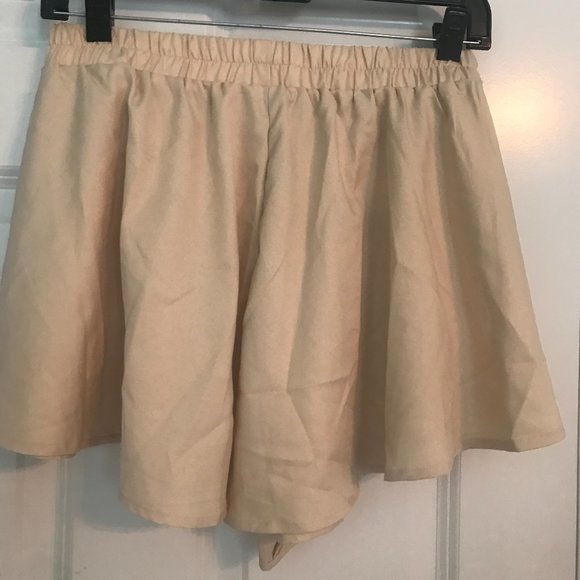 ‼️ PrettyLittleThing Cream Floaty Shorts - Picture 5 of 5